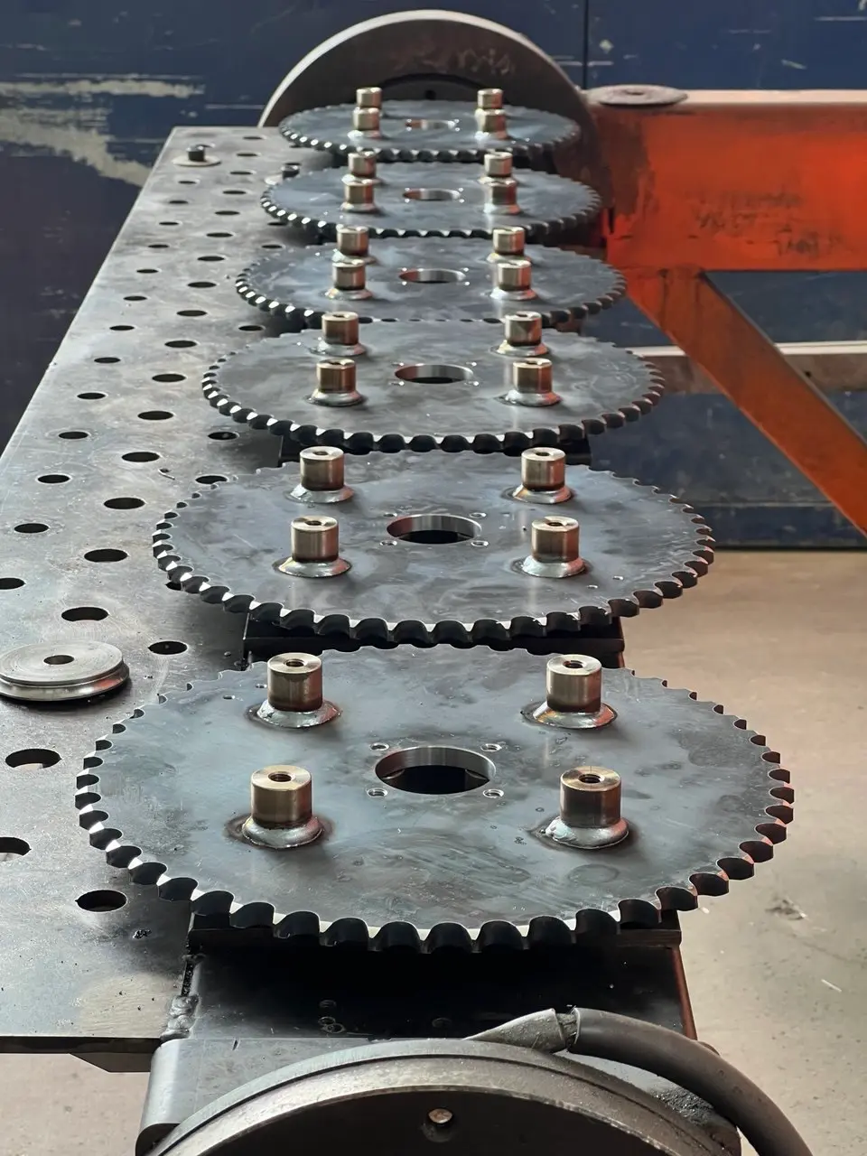 Cella robotizzata a 6 assi durante lavorazione in serie